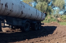 Imagen de Reclamo por el estado del camino en paraje El Omb&uacute;: denuncian nuevos camiones encajados y falta de control