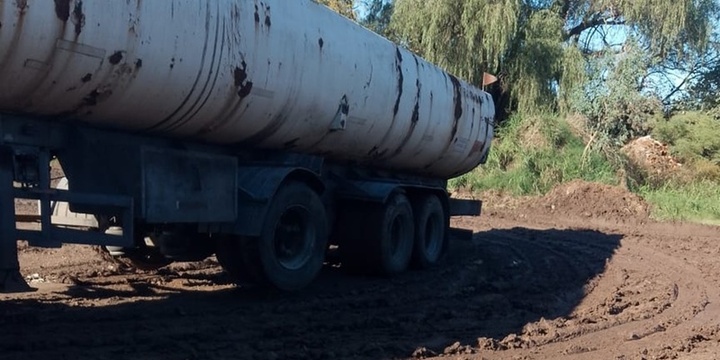 Imagen de Reclamo por el estado del camino en paraje El Omb&uacute;: denuncian nuevos camiones encajados y falta de control