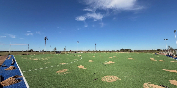 Imagen de Etapa final de obra de la cancha de c&eacute;sped sint&eacute;tico de Talleres que pronto se inaugurar&aacute;