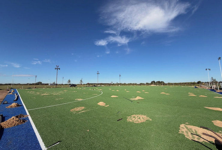 Imagen de Etapa final de obra de la cancha de c&eacute;sped sint&eacute;tico de Talleres que pronto se inaugurar&aacute;