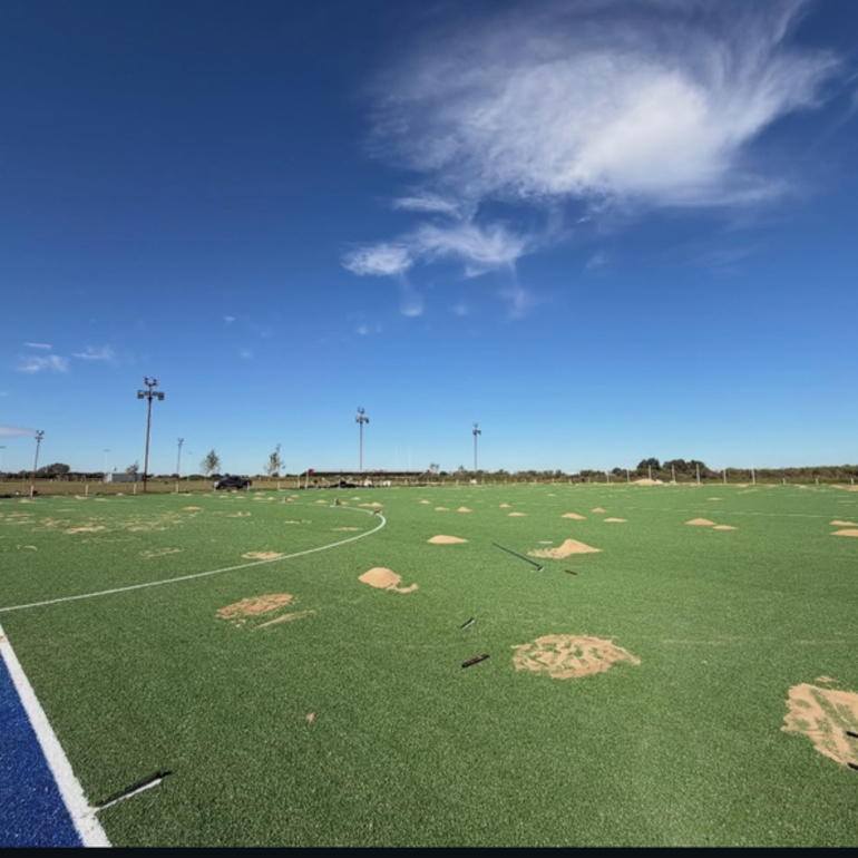 Imagen de Etapa final de obra de la cancha de c&eacute;sped sint&eacute;tico de Talleres que pronto se inaugurar&aacute;