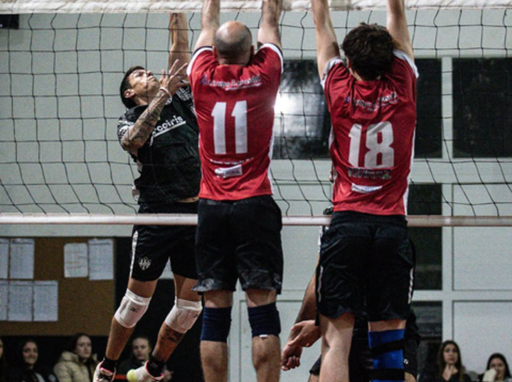Imagen de Debut con derrota para el v&oacute;ley masculino de Uni&oacute;n ante Normal 3 C en el inicio del campeonato