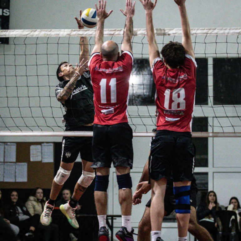 Imagen de Debut con derrota para el v&oacute;ley masculino de Uni&oacute;n ante Normal 3 C en el inicio del campeonato
