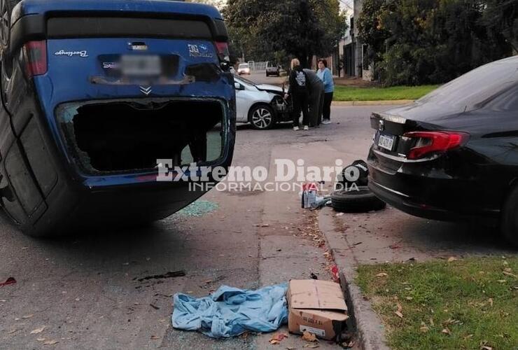 Imagen de Impactante choque en Arroyo Seco: un auto termin&oacute; contra un veh&iacute;culo estacionado con una menor adentro