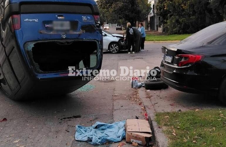 Imagen de Impactante choque en Arroyo Seco: un auto termin&oacute; contra un veh&iacute;culo estacionado con una menor adentro