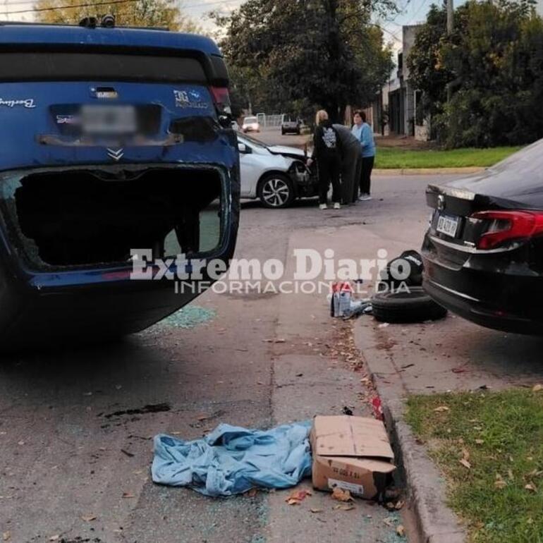 Imagen de Impactante choque en Arroyo Seco: un auto termin&oacute; contra un veh&iacute;culo estacionado con una menor adentro