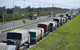 Imagen de Cosecha r&eacute;cord: el flujo masivo de camiones comienza a congestionar las rutas del Cord&oacute;n Industrial