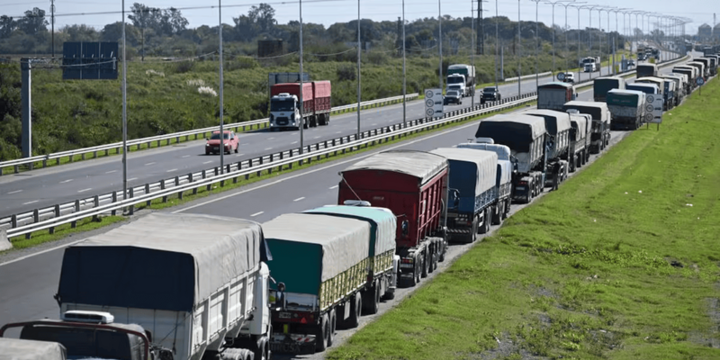 Imagen de Cosecha r&eacute;cord: el flujo masivo de camiones comienza a congestionar las rutas del Cord&oacute;n Industrial
