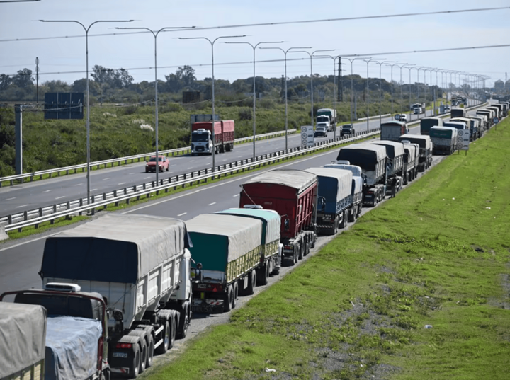 Imagen de Cosecha r&eacute;cord: el flujo masivo de camiones comienza a congestionar las rutas del Cord&oacute;n Industrial