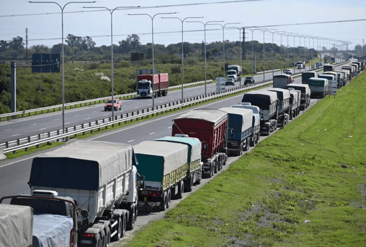 Imagen de Cosecha r&eacute;cord: el flujo masivo de camiones comienza a congestionar las rutas del Cord&oacute;n Industrial