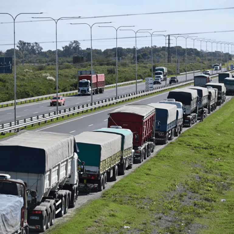 Imagen de Cosecha r&eacute;cord: el flujo masivo de camiones comienza a congestionar las rutas del Cord&oacute;n Industrial