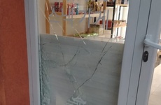 Imagen de Rompieron los cristales del frente de un negocio y robaron