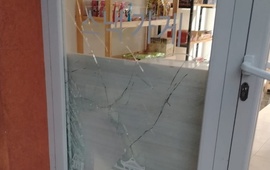 Imagen de Rompieron los cristales del frente de un negocio y robaron