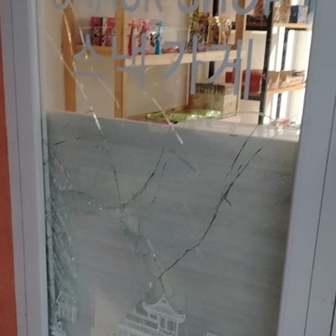 Imagen de Rompieron los cristales del frente de un negocio y robaron