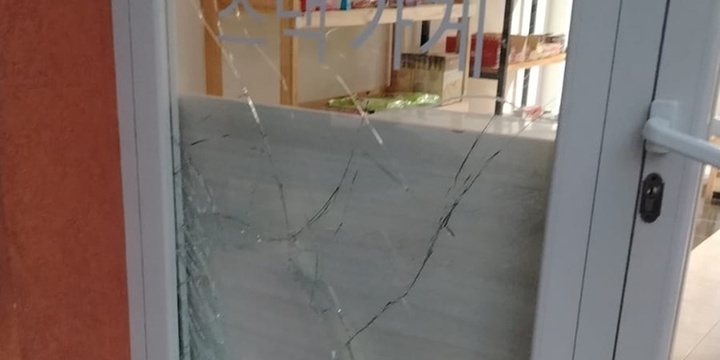 Imagen de Rompieron los cristales del frente de un negocio y robaron