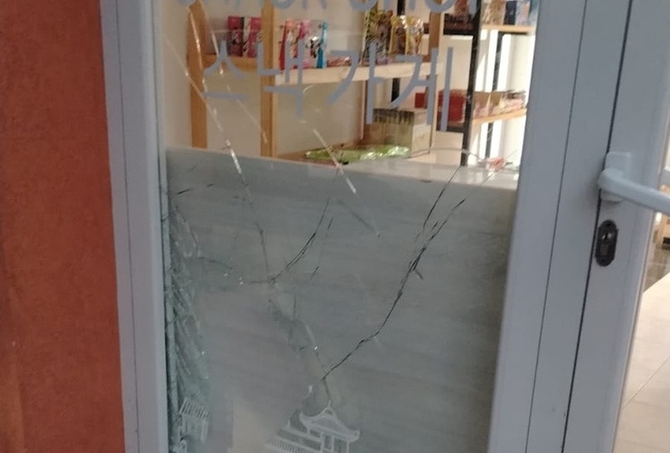 Imagen de Rompieron los cristales del frente de un negocio y robaron
