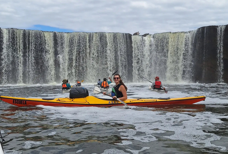 Imagen de La escuela de Kayak del Rowing Club, realiz&oacute; una Traves&iacute;a en el Salto del Pav&oacute;n