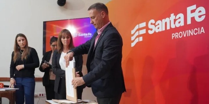 El ministro Enrico encabez&oacute; la licitaci&oacute;n para reparar rutas de la provincia.