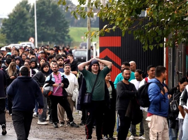 Imagen de Buscaban 60 personas y mas de 4 mil hicieron fila para trabajar en un frigor&iacute;fico que crece con ventas de media res