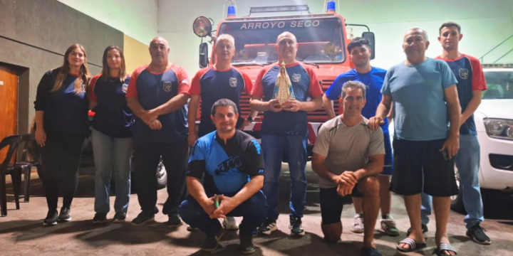 Imagen de Fe y Patria sobre ruedas: Peregrinos en bicicleta visitaron el Cuartel de Bomberos de Arroyo Seco