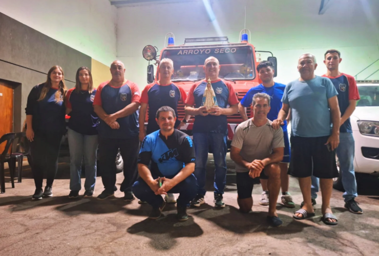 Imagen de Fe y Patria sobre ruedas: Peregrinos en bicicleta visitaron el Cuartel de Bomberos de Arroyo Seco
