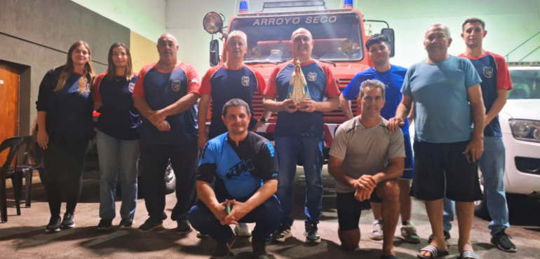 Imagen de Fe y Patria sobre ruedas: Peregrinos en bicicleta visitaron el Cuartel de Bomberos de Arroyo Seco