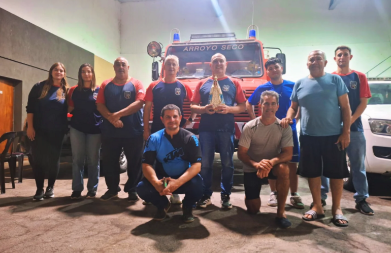 Imagen de Fe y Patria sobre ruedas: Peregrinos en bicicleta visitaron el Cuartel de Bomberos de Arroyo Seco