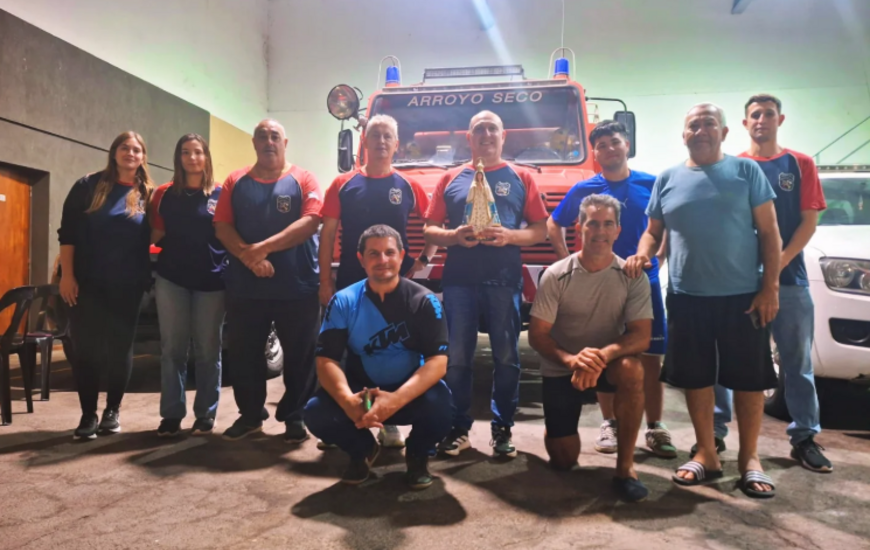 Imagen de Fe y Patria sobre ruedas: Peregrinos en bicicleta visitaron el Cuartel de Bomberos de Arroyo Seco