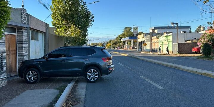 Otra dificultad es la falta de seguridad ante los frentistas que corren riesgo cada vez que intentan entrar los veh&iacute;culos a sus casas.