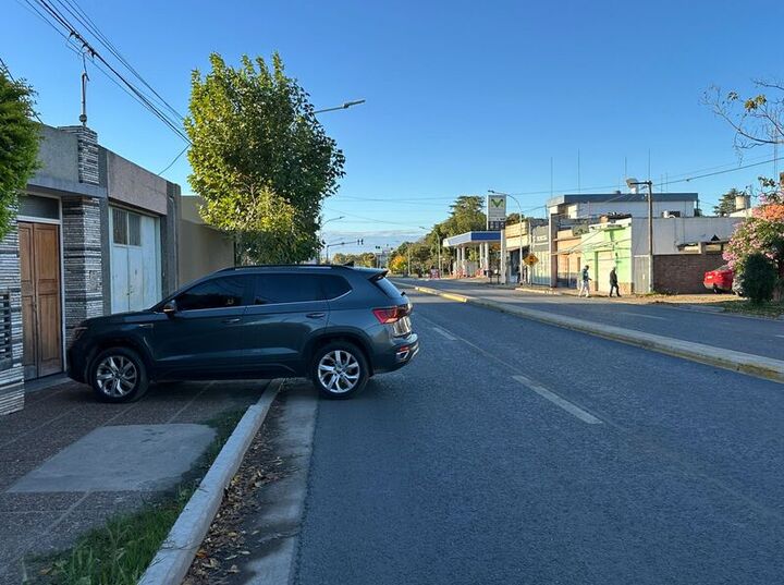 Otra dificultad es la falta de seguridad ante los frentistas que corren riesgo cada vez que intentan entrar los veh&iacute;culos a sus casas.