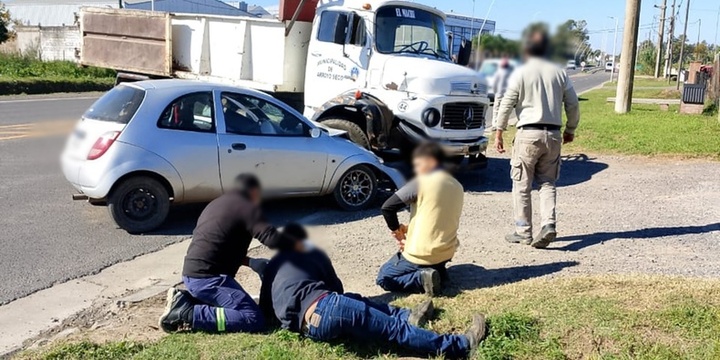 Imagen de Choque entre un cami&oacute;n municipal y un auto en Ruta 21
