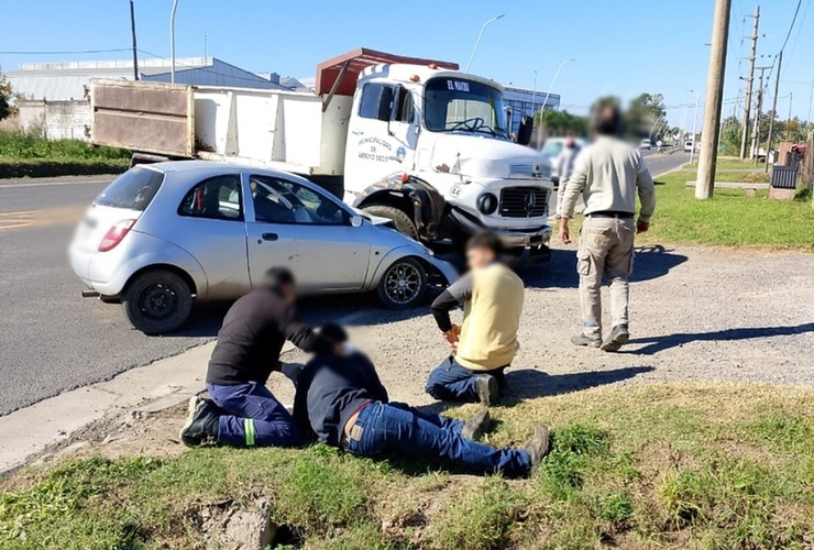 Imagen de Choque entre un cami&oacute;n municipal y un auto en Ruta 21