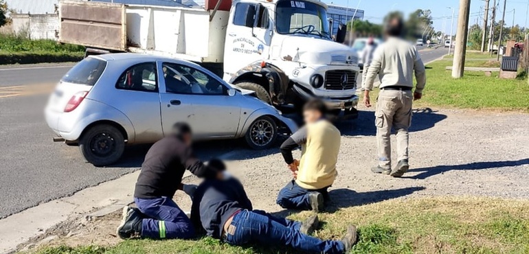 Imagen de Choque entre un cami&oacute;n municipal y un auto en Ruta 21