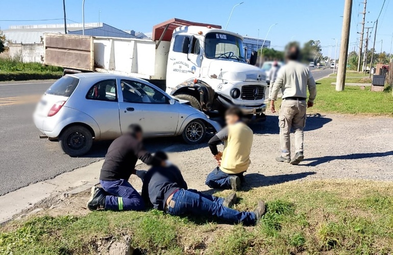 Imagen de Choque entre un cami&oacute;n municipal y un auto en Ruta 21