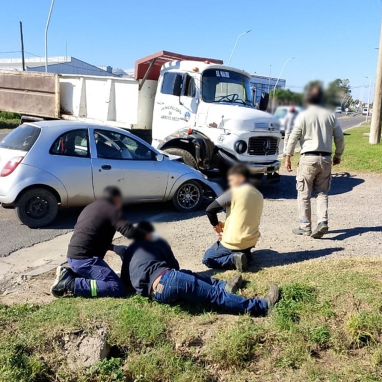 Imagen de Choque entre un cami&oacute;n municipal y un auto en Ruta 21