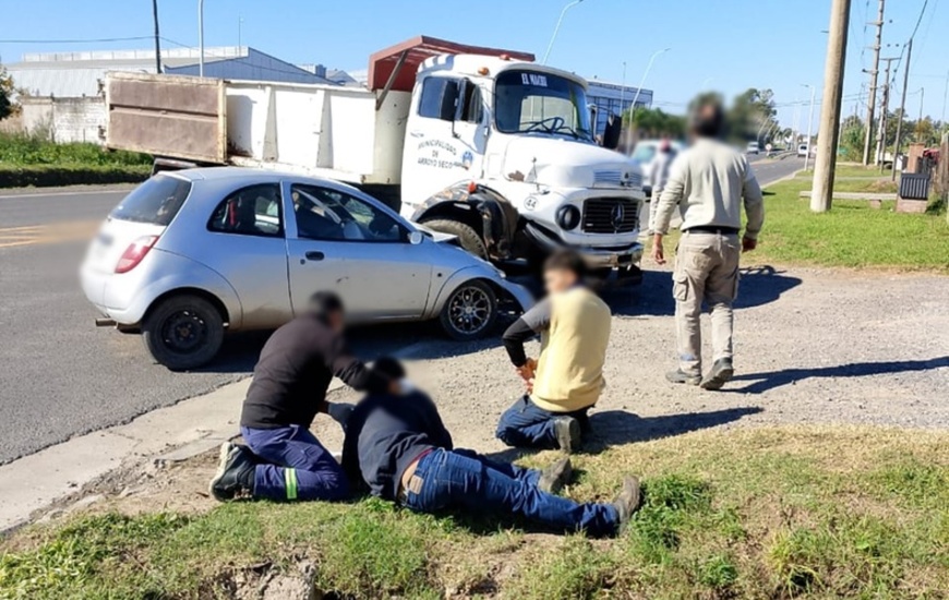 Imagen de Choque entre un cami&oacute;n municipal y un auto en Ruta 21