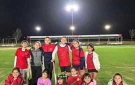 Imagen de Primer entrenamiento de la Escuelita de Hockey de Talleres en la nueva cancha de c&eacute;sped sint&eacute;tico