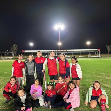Imagen de Primer entrenamiento de la Escuelita de Hockey de Talleres en la nueva cancha de c&eacute;sped sint&eacute;tico