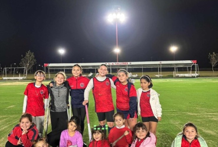 Imagen de Primer entrenamiento de la Escuelita de Hockey de Talleres en la nueva cancha de c&eacute;sped sint&eacute;tico