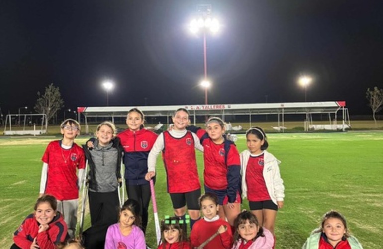Imagen de Primer entrenamiento de la Escuelita de Hockey de Talleres en la nueva cancha de c&eacute;sped sint&eacute;tico