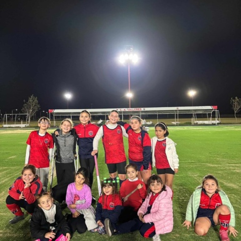 Imagen de Primer entrenamiento de la Escuelita de Hockey de Talleres en la nueva cancha de c&eacute;sped sint&eacute;tico