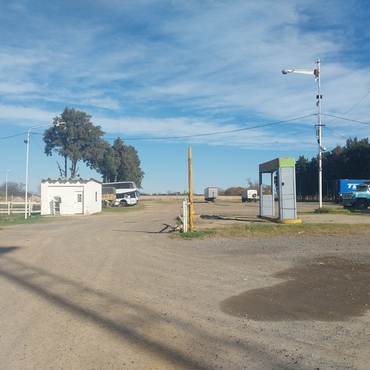 La playa de camiones est&aacute; situada en el ingreso norte por Ruta 21