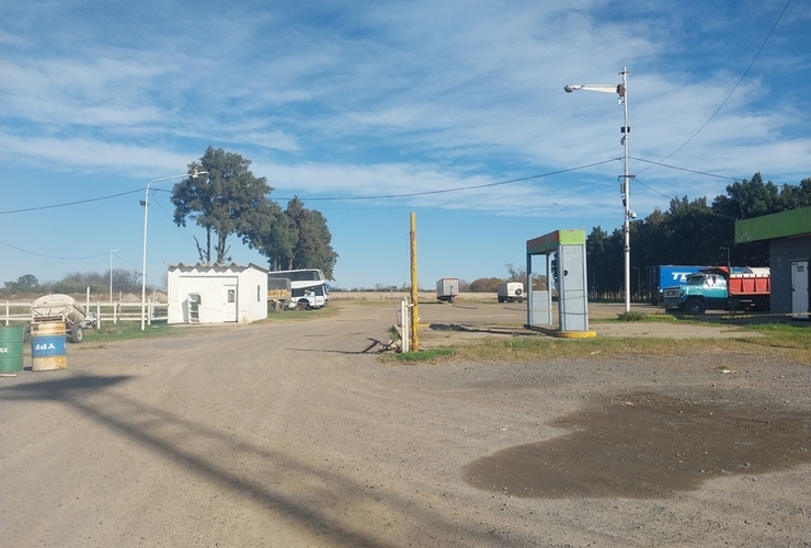 La playa de camiones est&aacute; situada en el ingreso norte por Ruta 21