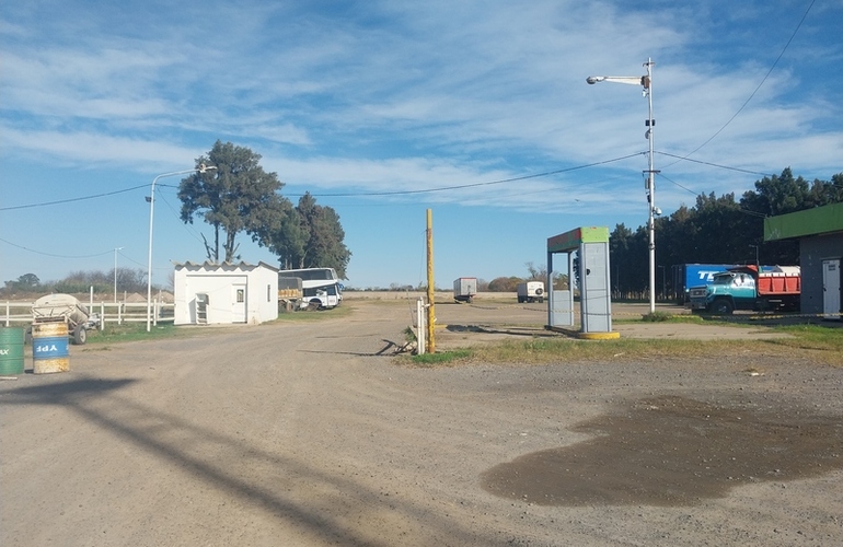 La playa de camiones est&aacute; situada en el ingreso norte por Ruta 21
