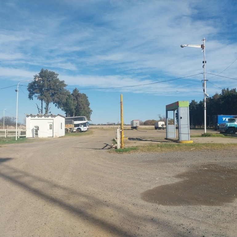 La playa de camiones est&aacute; situada en el ingreso norte por Ruta 21