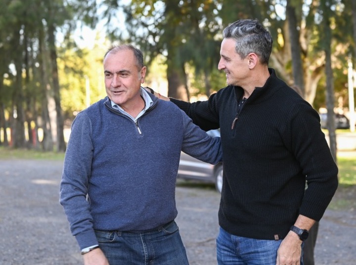 Imagen de El Senador Provincial Ciro Seisas visit&oacute; a los Bomberos Voluntarios de Alvear