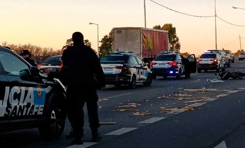 Imagen de Fatal choque en Circunvalaci&oacute;n: muri&oacute; un motociclista y hubo otros tres heridos graves