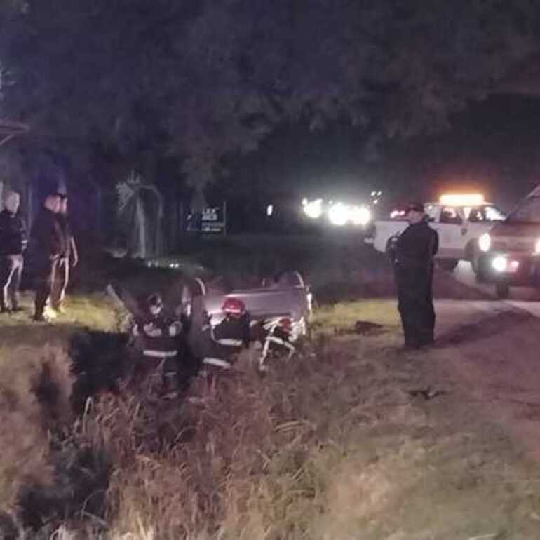 Imagen de Ruta 21: Un autom&oacute;vil volc&oacute; y termin&oacute; en la zanja