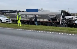 Imagen de Impresionante choque de camiones en la autopista Rosario-Buenos Aires entre Arroyo Seco y Fighiera