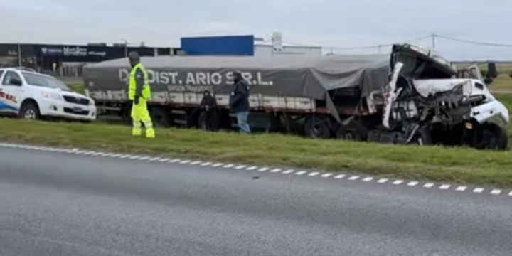 Imagen de Impresionante choque de camiones en la autopista Rosario-Buenos Aires entre Arroyo Seco y Fighiera